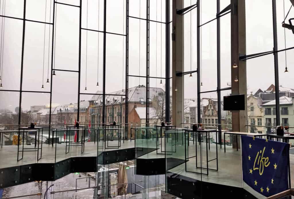 现代玻璃建筑中的雪景。